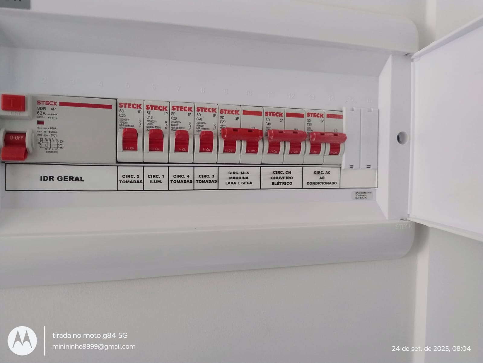 Quadro elétrico residencial finalizado com disjuntores e identificação completa dos circuitos